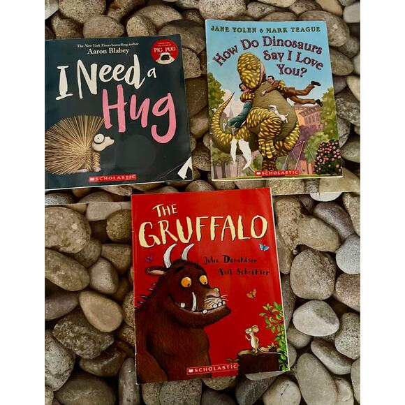 3 SCHOLASTIC PAPERBACK BOOKS - Picture 2 of 8